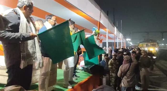 বালুরঘাট স্টেশন থেকে মঙ্গলবার  ভোরে এলএইচবি কোচ সংযুক্ত তেভাগা এক্সপ্রেসের সূচনা করলেন কেন্দ্রীয় প্রতিমন্ত্রী সুকান্ত মজুমদার