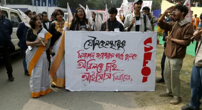যাদবপুর: সমাবর্তনে রাজ্যপাল ঢুকতেই  ছাত্রভোটের দাবিতে বিক্ষোভ পড়ুয়াদের
