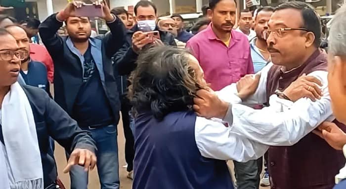 প্রতারণা ইস্যুতে বিক্ষোভ মতুয়াদের, সংঘর্ষে রণক্ষেত্র ঠাকুরবাড়ি