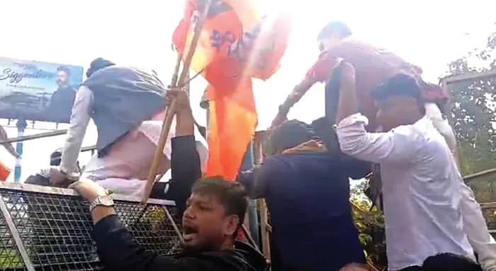 বিজেপির হাওড়া ব্রিজ অবরোধ ঘিরে পুলিশের সঙ্গে ধস্তাধস্তি, দীর্ঘ যানজট
