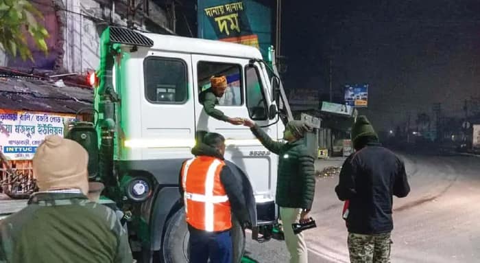 কুয়াশার জেরে দুর্ঘটনা রোধে পুলিশের উদ্যোগ, চালকদের চা, জল পরিবেশন