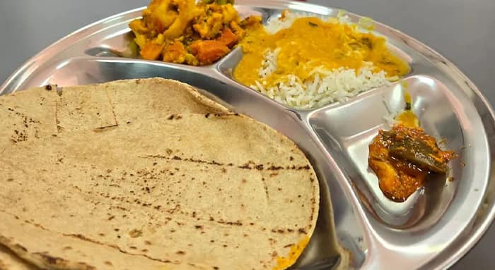 মমতার ‘মা ক্যান্টিনের’ নকল, বিজেপি শাসিত দিল্লিতে চালু ৫ টাকায় খাবারের অটল ক্যান্টিন