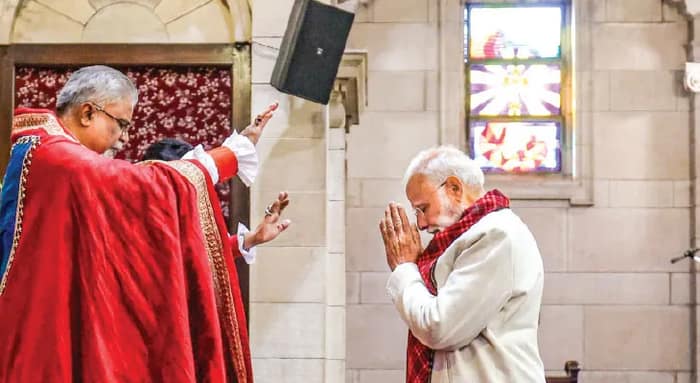 বড়দিনে গির্জায় প্রার্থনা মোদির, সরব বিরোধীরা