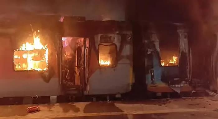 টাটানগর-এর্নাকুলাম এক্সপ্রেসের ২টি কামরায় আগুন, মৃত্যু ১ ব্যক্তির