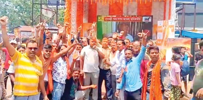 মুখ্যমন্ত্রীর শপথ ঘিরে দু‌ই বর্ধমানে উচ্ছ্বাস, লাড্ডু-মিষ্টি বিলি,  জায়ান্ট স্ক্রিনে দেখানো হল অনুষ্ঠান