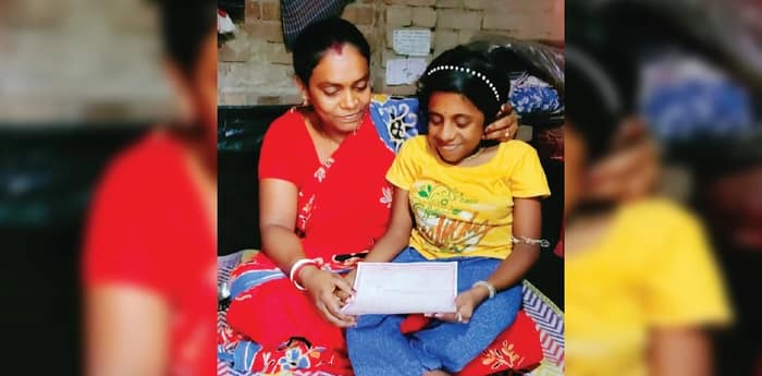 মায়ের কোলে চেপেই পরীক্ষাকেন্দ্রে, মাধ্যমিকে ৩৫২ পেল ৩ ফুটের নিশা