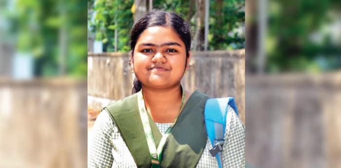 দিনে ৫ ঘণ্টা পড়াশোনা, ছাত্রীদের মধ্যে প্রথম স্থানে বিদিশা হালদার