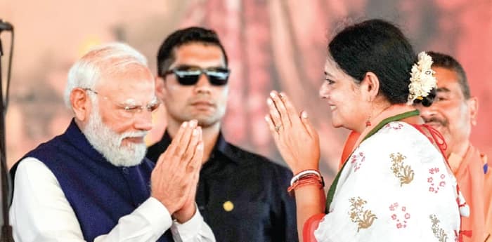 মন্ত্রীপদে অগ্নিমিত্রা শপথ নিতেই আবেগতাড়িত আসানসোলবাসী