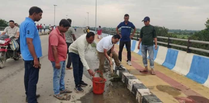 ভূতনি ব্রিজে আবর্জনায় নিকাশি বন্ধ সাফ করলেন পুলিশ আধিকারিকরা