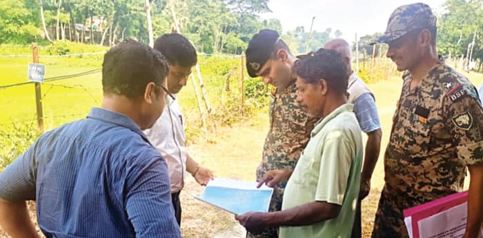 চাষিদের সঙ্গে কথা বললেন বনগাঁর বিডিও, সীমান্তে সমাধান জমিজটের