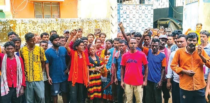 বকেয়া বেতন মেটানোর দাবিতে পুরসভার অস্থায়ী কর্মীদের কর্মবিরতি শুরু নলহাটিতে