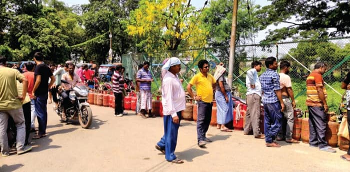 ফরাক্কায় রান্নার গ্যাস না পেয়ে ক্ষোভ চরমে, বুকিং ঘিরে হাতাহাতিতে উত্তেজনা