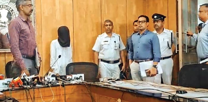 আক্রোশের বশে ভুয়ো মেল আইডি খুলে মুখ্যমন্ত্রীকে খুনের হুমকি, ধৃত, পাড়ার মহিলাকে ‘আল-কায়েদা জঙ্গি’ বলে পুলিশে অভিযোগ দায়ের