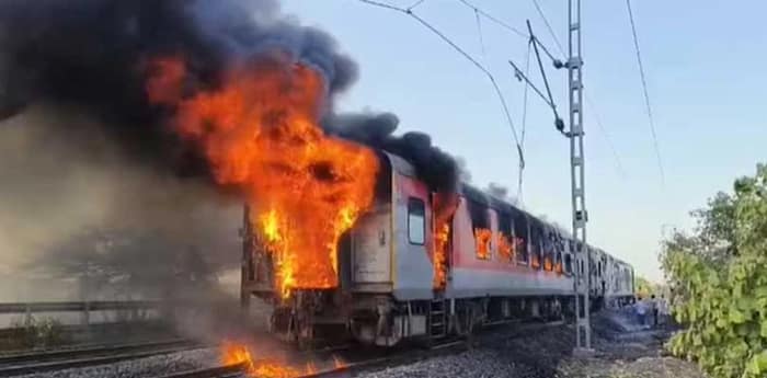 সাতসকালে রাজধানী এক্সপ্রেসে আগুন, রেল কর্মীদের তৎপরতায় রক্ষা পেলেন যাত্রীরা