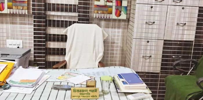 কেশপুরে সরকারি অফিসে জন প্রতিনিধিরা গরহাজির, পরিষেবা না পেয়ে ভোগান্তির শিকার বাসিন্দারা