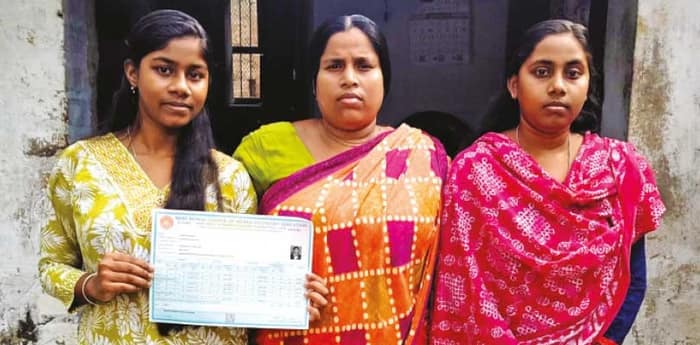 সেলাইয়ের কাজ করে পড়িয়েছেন মা, উচ্চমাধ্যমিকে নজরকাড়া ফল করে তাক লাগালেন নবদ্বীপের সোনালি