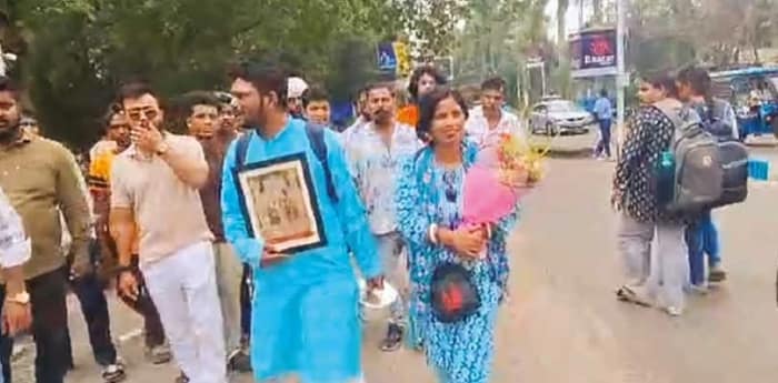 মুখ্যমন্ত্রীর মঙ্গল কামনায়  দুর্গাপুর থেকে পায়ে হেঁটে যাত্রা দম্পতির