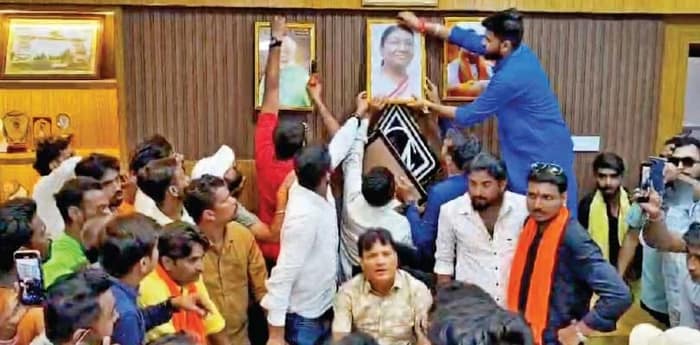 চেয়ারে মেয়র, মমতার ছবি সরাল বিজেপির নেতাকর্মীরা, আসানসোলে উত্তেজনা, আটক পদ্মনেত্রী