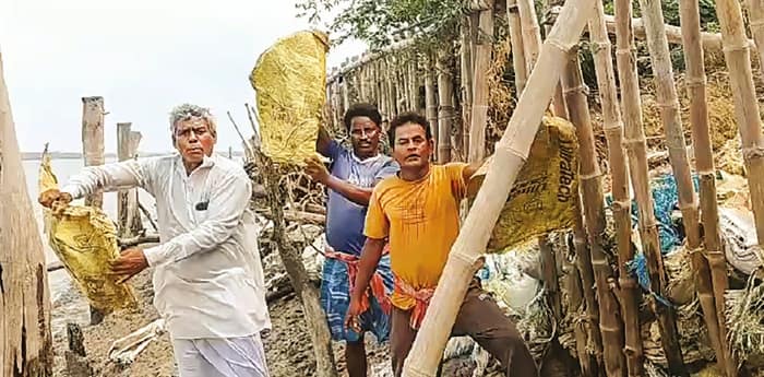 নদীবাঁধ তৈরিতে ব্যাপক  দুর্নীতি, নামখানায় বিক্ষোভ