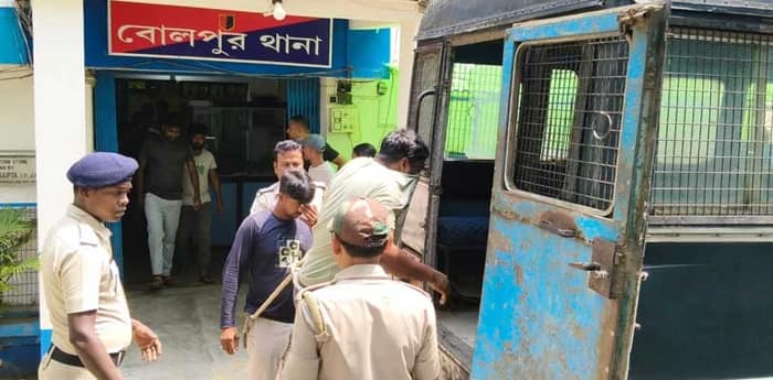 ডাকাতির ছক বানচাল! গভীর রাতে আগ্নেয়াস্ত্র সহ পুলিশের জালে ৭ দুষ্কৃতী