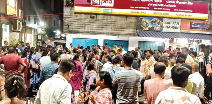 গভীর রাত পর্যন্ত রাস্তা অবরোধ, স্কুলছাত্রের মৃত্যুতে ফের বিক্ষোভ