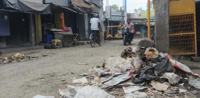 সাফাইকর্মীদের কর্মবিরতির ডাক দাঁইহাটের রাস্তায় জঞ্জালের পাহাড়