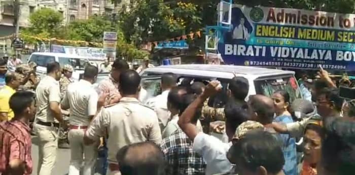 আক্রান্ত বর্ষীয়ান সাংসদ সৌগত রায়, উঠল ‘চোর’ স্লোগান, গাড়ি লক্ষ্য করে ছোড়া হল ডিম