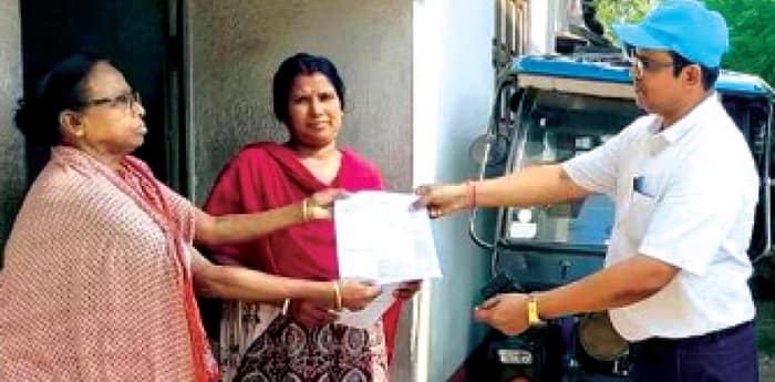 ছুটির দিনেও ফর্ম হাতে ‘দুয়ারে’ আমডাঙার বিডিও