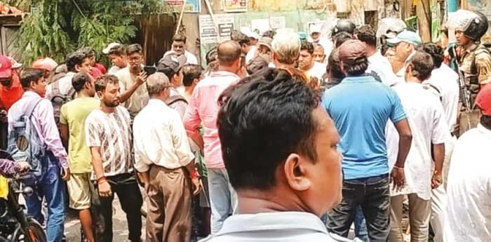 জোড়াফুলের অফিস থেকে ত্রাণসামগ্রী স্থানান্তর, মধ্য হাওড়ায় ব্যাপক উত্তেজনা