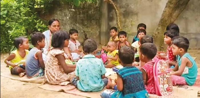 খোলা আকাশের নীচে চলছে আইসিডিএস কেন্দ্র, প্রশাসনকে জানিয়েও মেলেনি সুরাহা