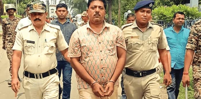 ধৃত তৃণমূল নেতাকে হাতকড়া পরিয়ে এলাকায় ঘোরাল পুলিশ
