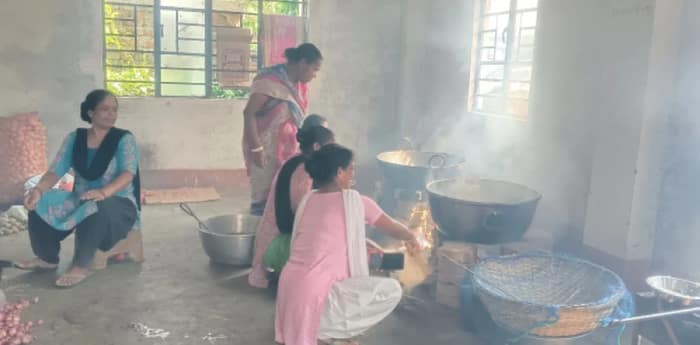 গ্যাস সিলিন্ডার নেই, দু’সপ্তাহ ধরে কাঠের উনুনে রান্না চলছে হলদিবাড়ির মা ক্যান্টিনে