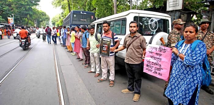কলেজ স্ট্রিটে হকার উচ্ছেদের বিরুদ্ধে পড়ুয়াদের মানববন্ধন
