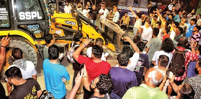 হকার উচ্ছেদ রুখল যাদবপুর, ফিরল বুলডোজার