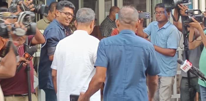 মমতা বন্দ্যোপাধ্যায়ের ডাকা বৈঠকে এলেন ফিরহাদ হাকিম