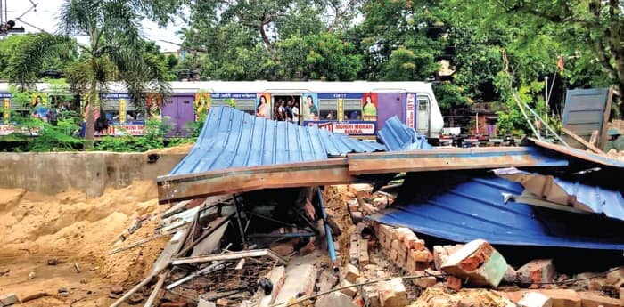 যাদবপুরকে তাড়া করছে বুলডোজার আতঙ্ক