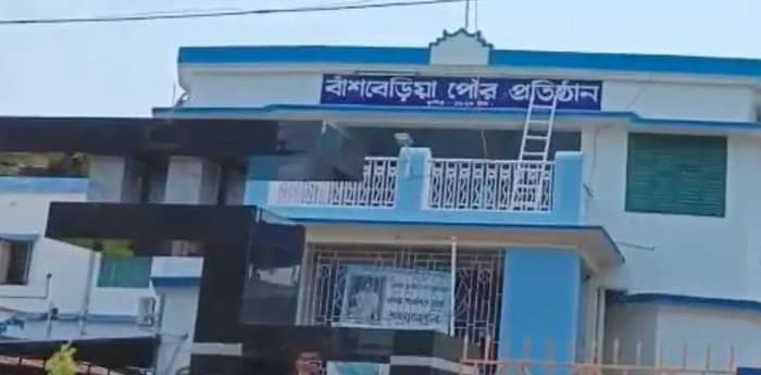 চেয়ারম্যান সহ চার কাউন্সিলারের পদত্যাগ, বাঁশবেড়িয়া পুরসভাও কি হাতছাড়া তৃণমূলের?