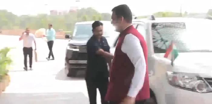 এনডিএ নেতাদের বৈঠকে অংশ নিতে দিল্লিতে পৌঁছলেন মহারাষ্ট্রের মুখ্যমন্ত্রী দেবেন্দ্র ফড়নবিশ