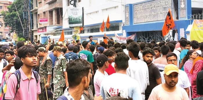 ছাত্রকে বেধড়ক মার সহপাঠীদের, তুমুল বিক্ষোভ বারুইপুরের স্কুলে