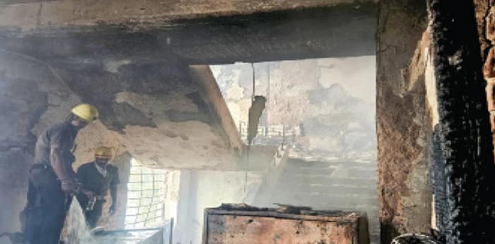 আলিপুরে জেলা পরিষদ ভবনে একাধিক খামতি, আগুনের কারণ এখনও স্পষ্ট নয়, কয়েক কোটির সামগ্রী পুড়ে খাক