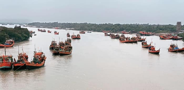 ড্রামে কেনা যাবে না ট্রলারের তেল সরকারি নির্দেশে চিন্তায় মৎস্যজীবীরা