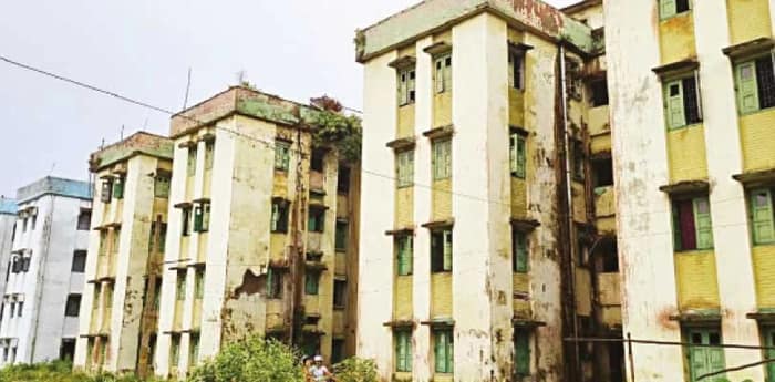 জেলা হাসপাতালের জীর্ণ আবাসনে থাকতে অনীহা ডাক্তার, কর্মীদের