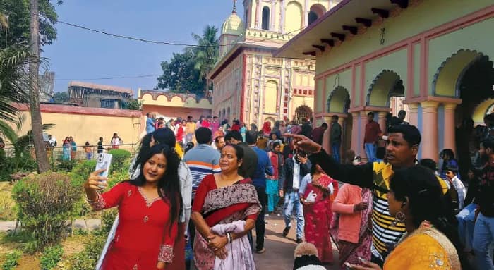 বর্ষ উদযাপনে নয়া ট্রেন্ড, আনন্দের ঢল মন্দিরমুখী