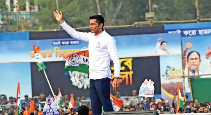 বিজেপির সঙ্গে সব আছে, শুধু 'মানুষ' নেই: পুরুলিয়ার সভামঞ্চ থেকে তোপ অভিষেকের