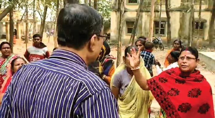 কাঁকসায় প্রধান শিক্ষককে বিক্ষোভ দেখালেন স্বনির্ভর গোষ্ঠীর মহিলারা