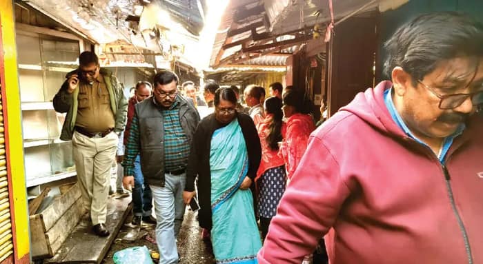 ময়নাগুড়ি পুরাতন বাজারে ভয়াবহ আগুন ভস্মীভূত ১১টি দোকান, ক্ষতি কোটি টাকা
