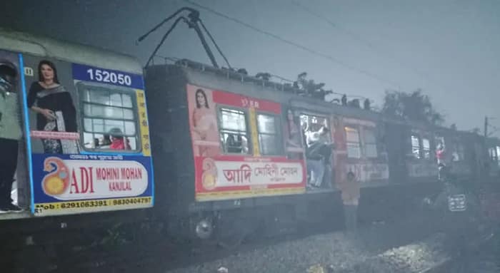 প্যান্টোগ্রাফে আগুন, বাঁশবেড়িয়ায়  আটকে পড়ল কাটোয়াগামী ট্রেন