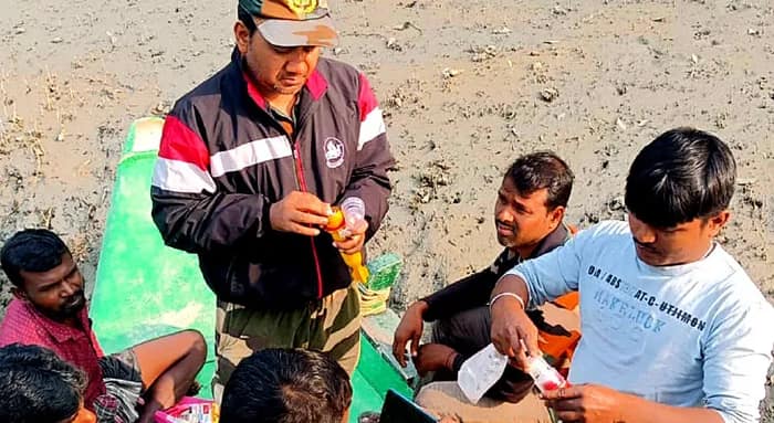 লাল-হলুদ-সবুজ উজ্জ্বল আলো, গ্রামে বাঘ ঢোকা আটকাতে অভিনব ব্যবস্থা
