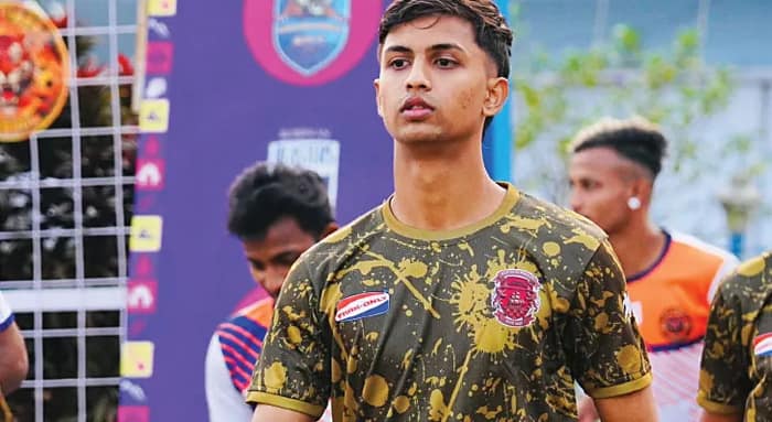 ফুটবলকে আঁকড়ে ধরেই জীবনযুদ্ধে নেমেছে তুষার