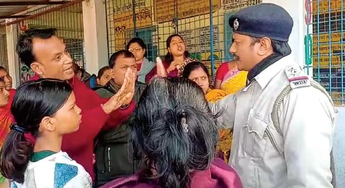 টিসি দিতে পড়ুয়াদের থেকে ৩০০ টাকা নেওয়ার অভিযোগ হাবড়ায়